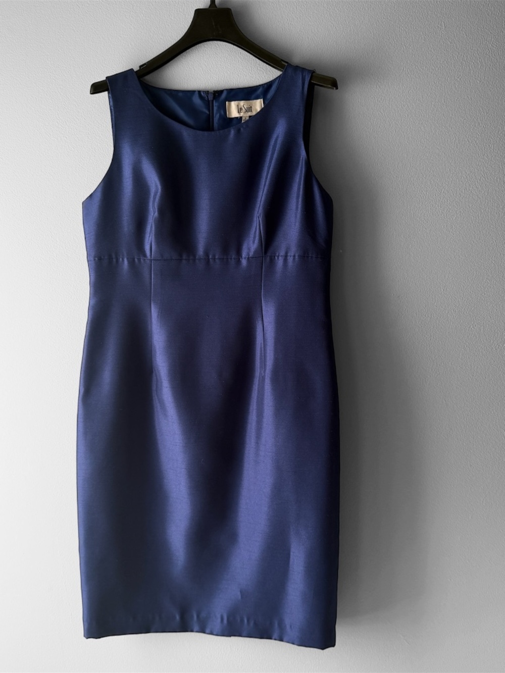 Le Suit NWOT Elegant Shimmer Navy Sleeveless Sheath Dress Size 8